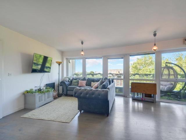 Flat for sale in Thamesmead, Greater London