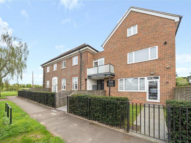 Flat for sale in Iver, Richings Park