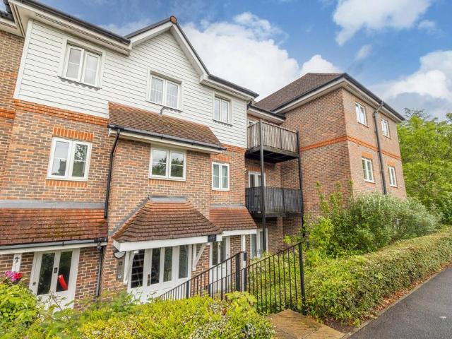 Flat for sale in Loudwater, Buckinghamshire