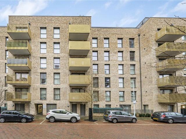 Flat for sale in London Borough of Hounslow, Greater London