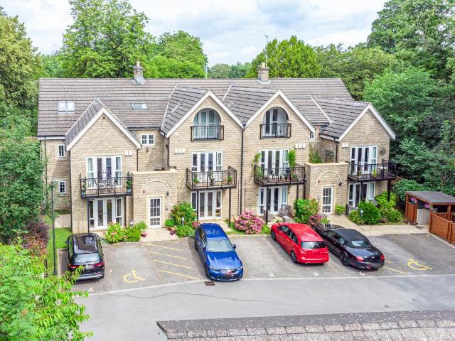 Flat for sale in Roundhay, West Yorkshire
