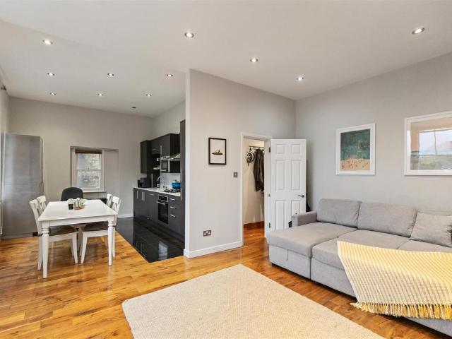 Flat for sale in Chalk Farm, Cat Hill