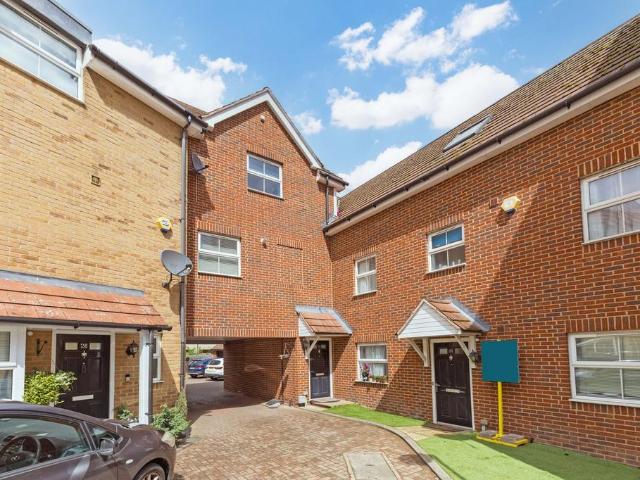 Flat for sale in Wexham Court, Slough