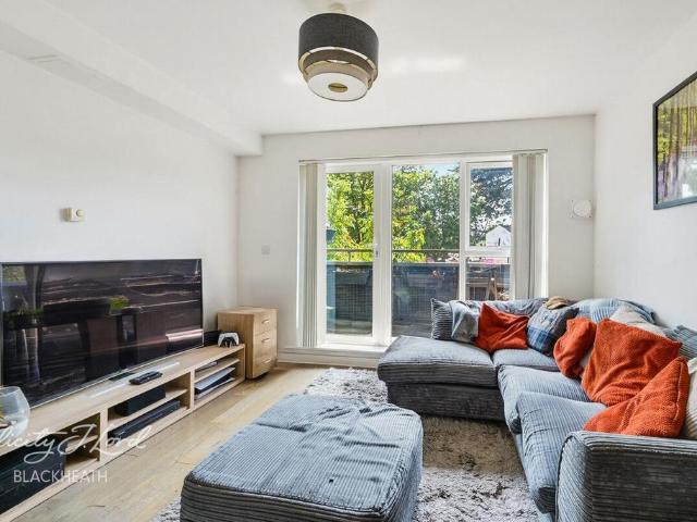 Flat for sale in Charlton, Greater London