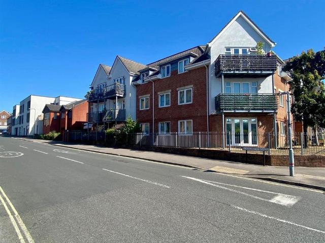 Flat for sale in Fleet, Hart