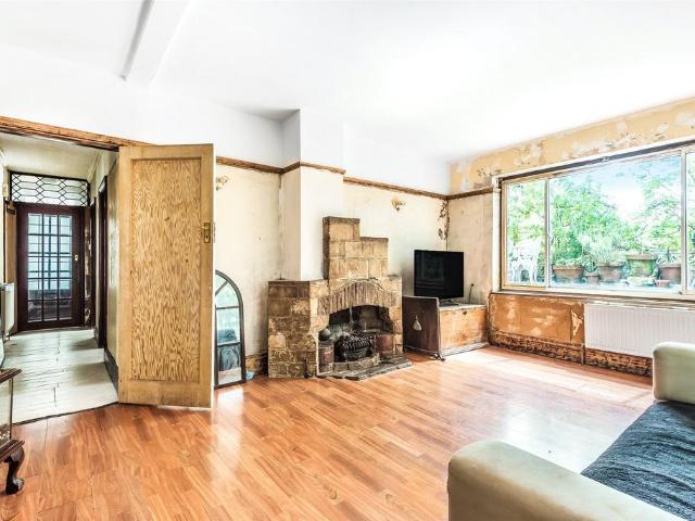 Flat for sale in Kingsbury, Greater London