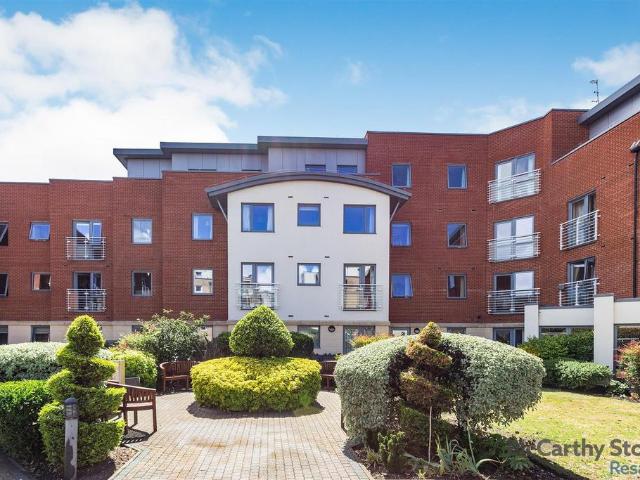 Flat for sale in Ickenham, Greater London