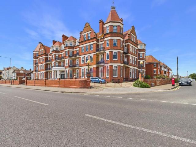 Flat for sale in Holland-on-Sea, Dale Hill
