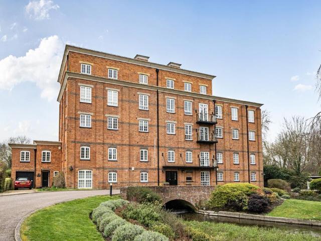 Flat for sale in Burghfield Hill, West Berkshire