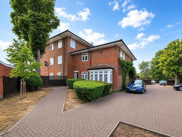 Flat for sale in London Borough of Hounslow, Greater London