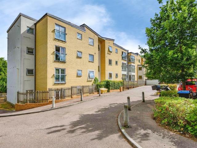 Flat for sale in Hammerfield, Pouchen End