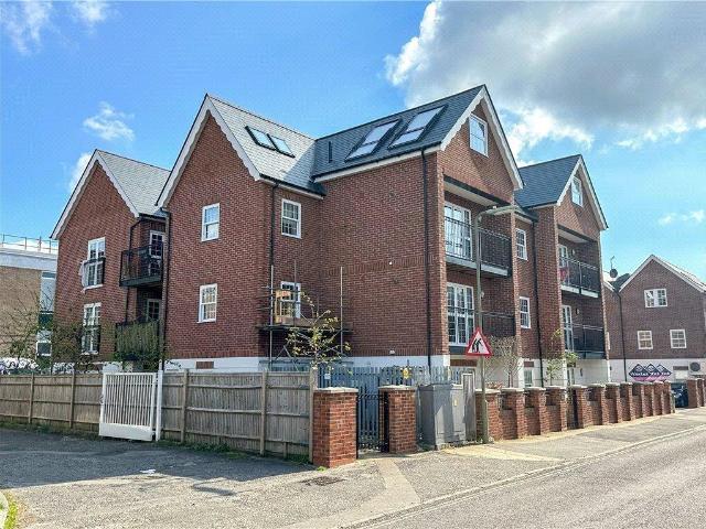 Flat for sale in Fleet, Hart