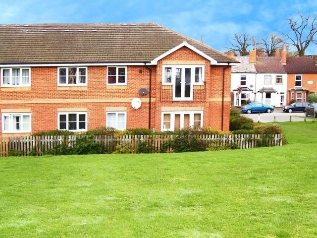 Flat for sale in Emmbrook, Wokingham