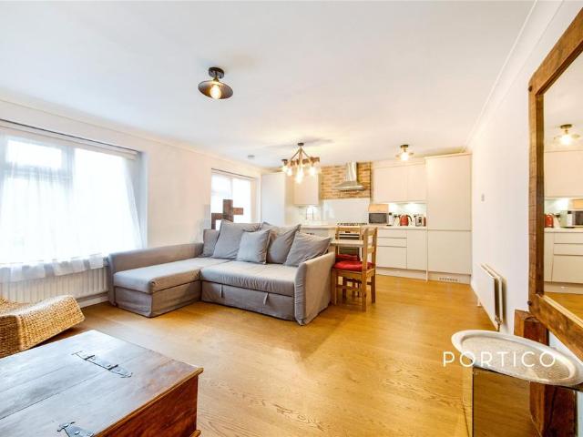 Flat for sale in Holloway, Greater London