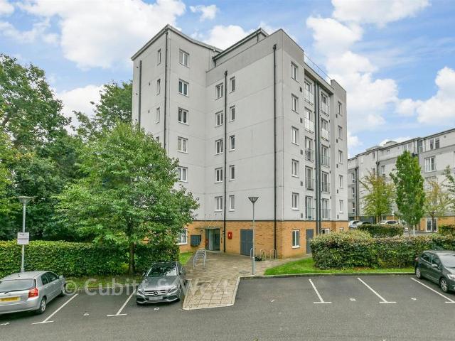 Flat for sale in West Green, Crawley