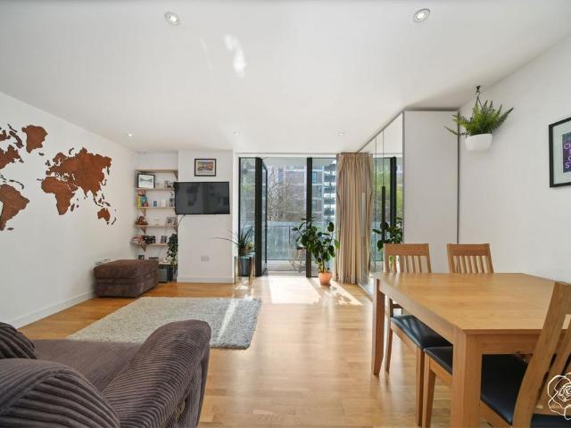 Flat for sale in Stratford Marsh, Greater London