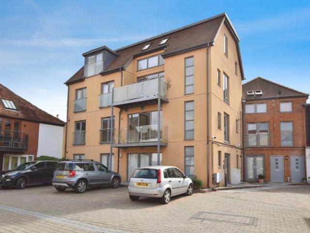 Flat for sale in Salisbury, Wiltshire