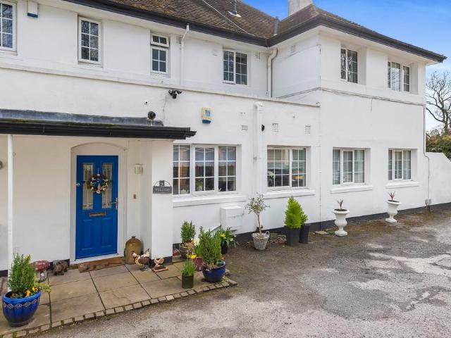 Flat for sale in Weetwood, West Yorkshire