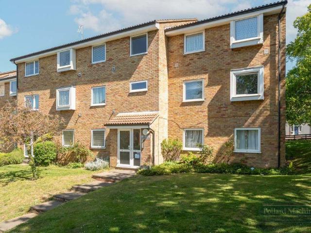 Flat for sale in London Borough of Croydon, Purley