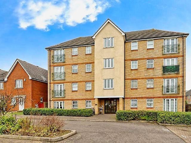 Flat for sale in Grays, Essex