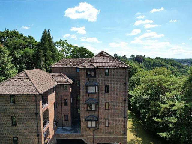 Flat for sale in Binscombe, Fole