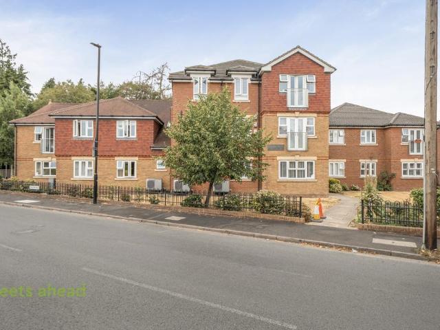 Flat for sale in Caterham on the Hill, Hillview