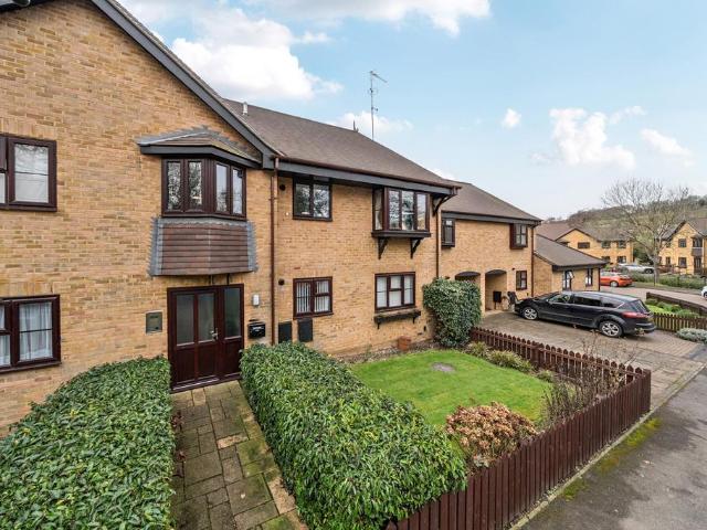 Flat for sale in The Butts, Kent