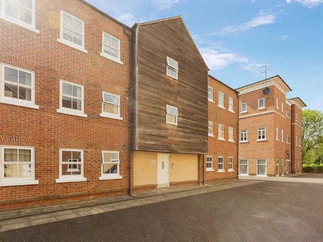 Flat for sale in Coldharbour, Buckinghamshire