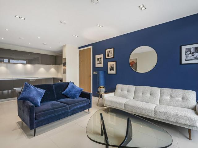 Flat for sale in Hoxton, Greater London