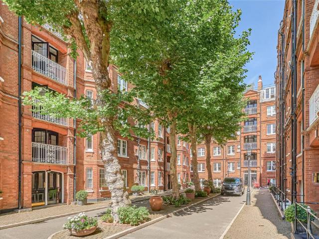 Flat for sale in Brompton, Greater London