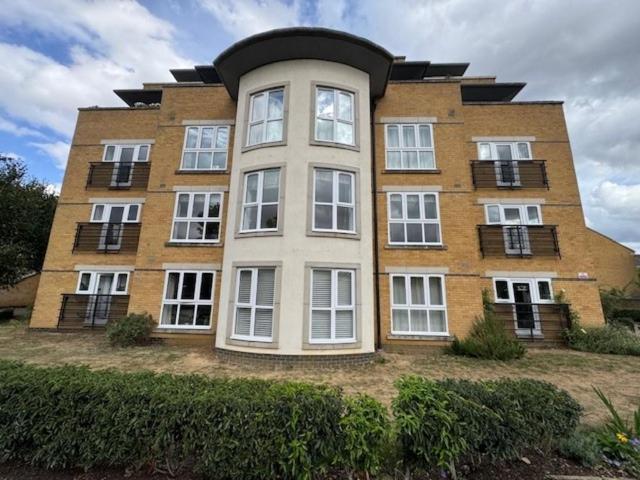 Flat for sale in Batchworth, Hertfordshire