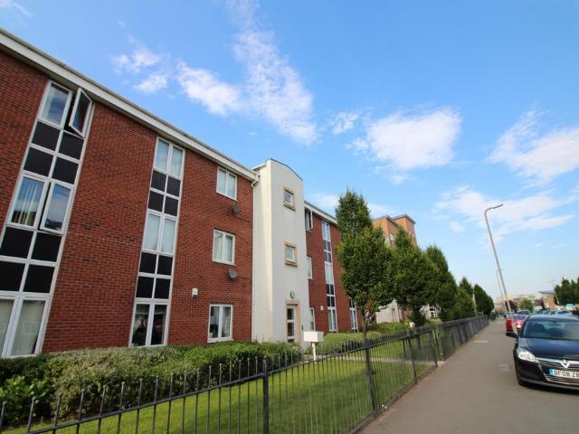 Flat for sale in Hunts Cross, Calderstones