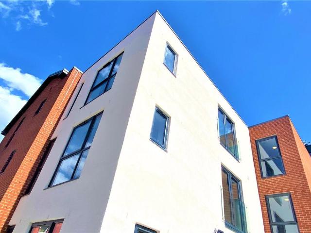 Flat for sale in West Yorkshire
