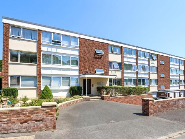 Flat for sale in Pokesdown, Bournemouth