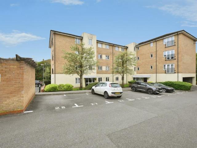 Flat for sale in Broxbourne, Hertfordshire