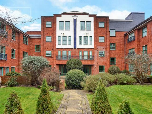 Flat for sale in Worcester Park, Greater London