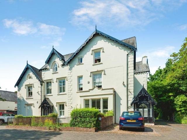 Flat for sale in Calderstones
