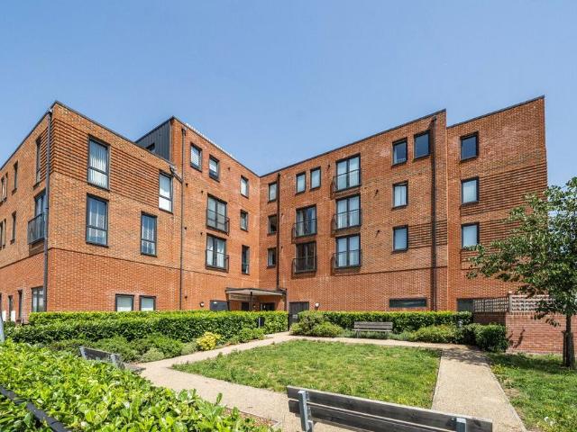 Flat for sale in Heol-las, Surrey