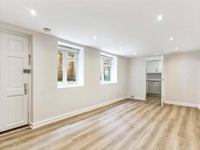 Flat for sale in Balham, Greater London