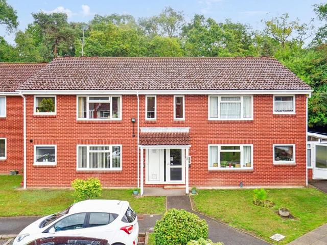 Flat for sale in Farnham Common, Buckinghamshire