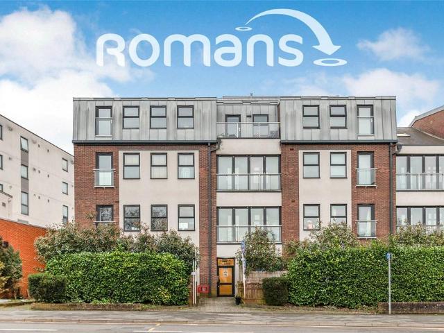 Flat for sale in Heol-las, Surrey