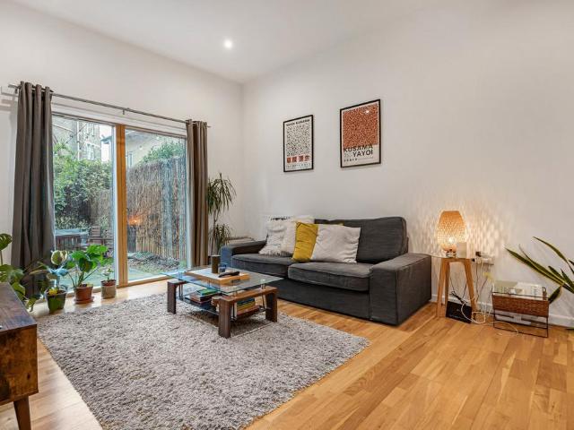 Flat for sale in Shacklewell, Greater London