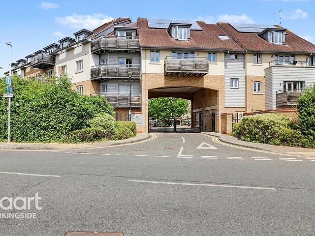 Flat for sale in Barkingside, Greater London