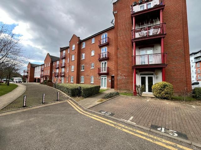 Flat for sale in Walton, Aylesbury