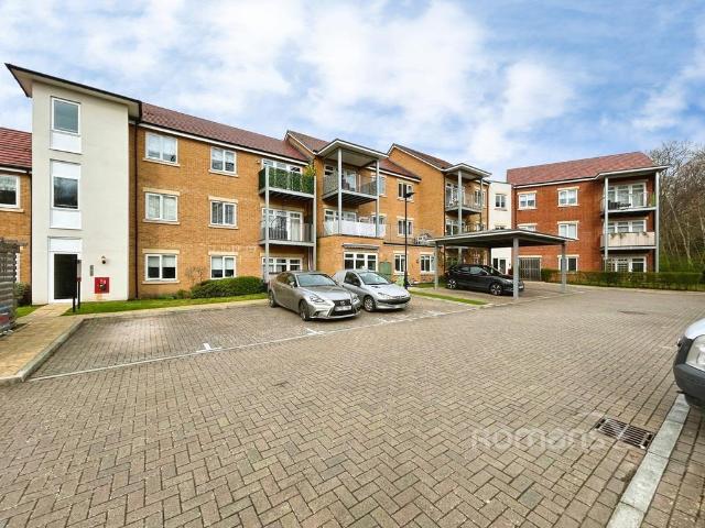 Flat for sale in Elvetham Heath, Hart