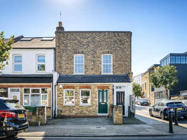 Flat for sale in East Dulwich, Greater London