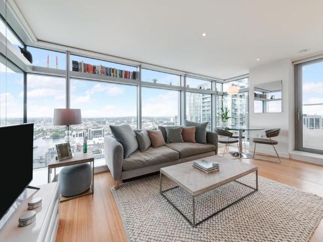 Flat for sale in Isle Of Dogs, Greater London