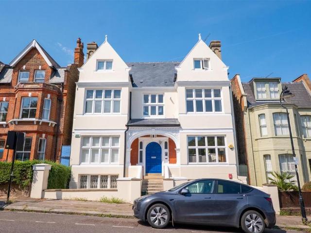 Flat for sale in Shepherd's Hill, Greater London