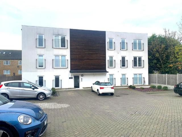 Flat for sale in Stanford-le-hope, Essex