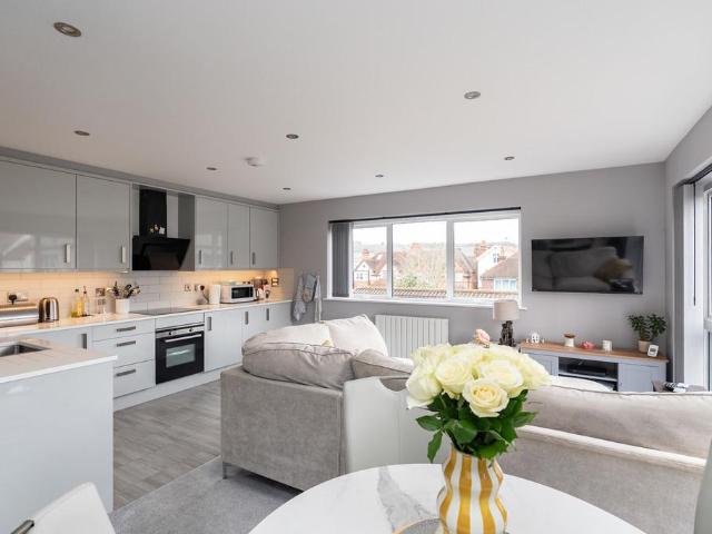 Flat for sale in Rose Hill, Pachesham Park